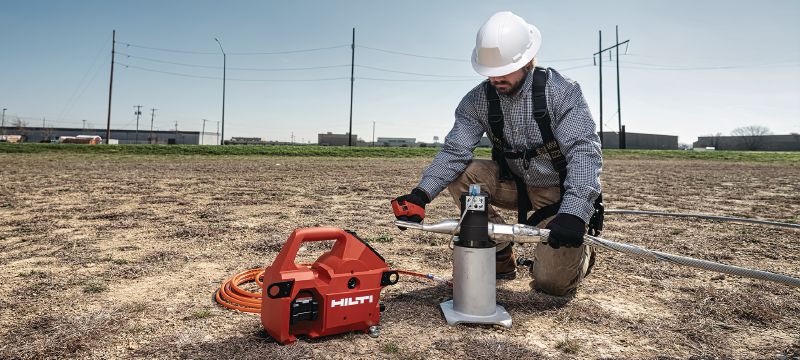 NUN 10K-22 akumulátorové hydraulické čerpadlo Akumulátorová hydraulická pumpa 10 000 PSI (700 bar) pre ťažké rezanie a stláčanie a diaľkové rezanie podzemných a pancierových káblov (akumulátor Nuron) - diaľkové ovládanie je súčasťou balenia Použitie 1